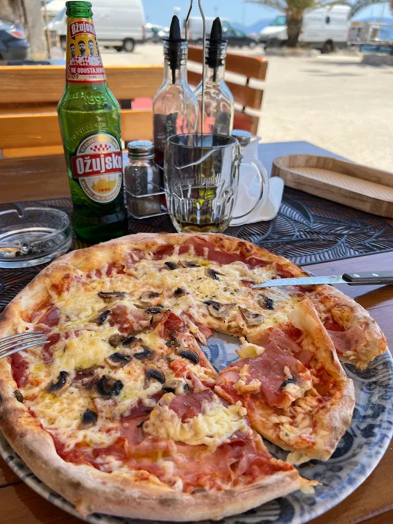 Pizza s pršutom i gljivama uz pivo