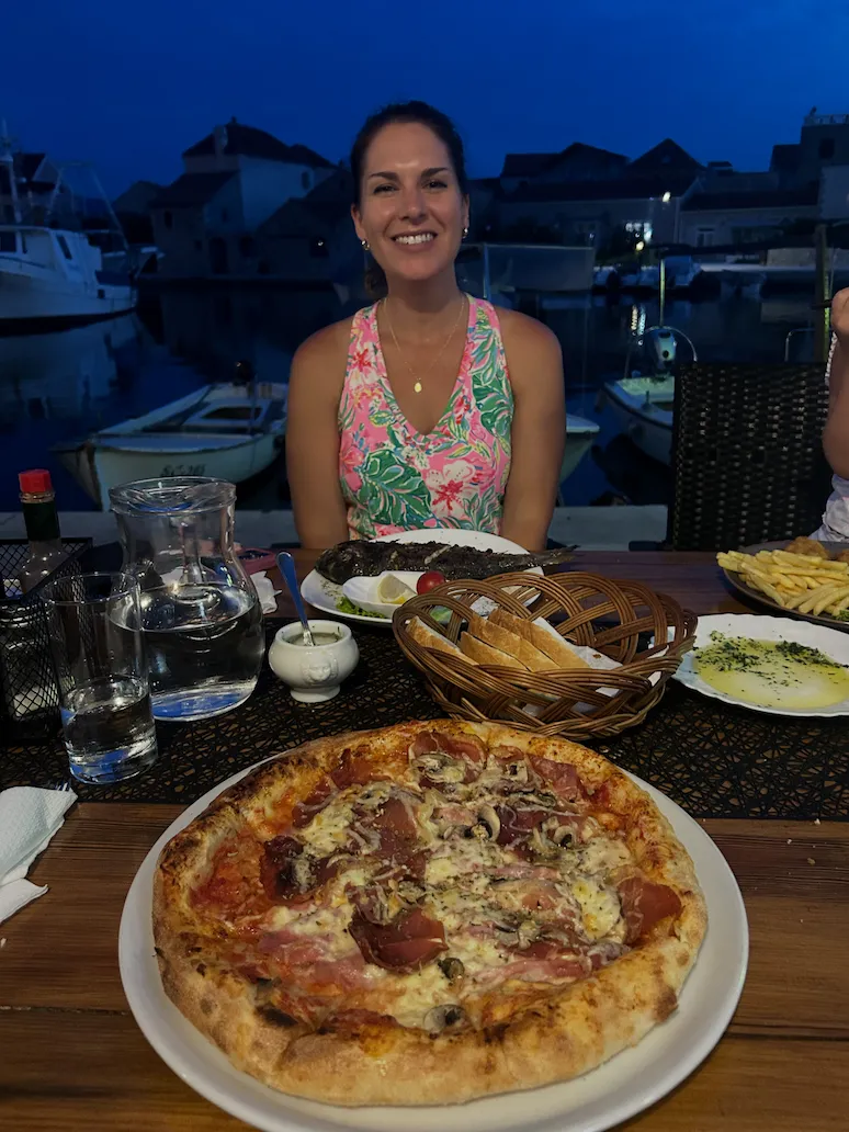 Dalmatinac pizza za večeru uz luku navečer